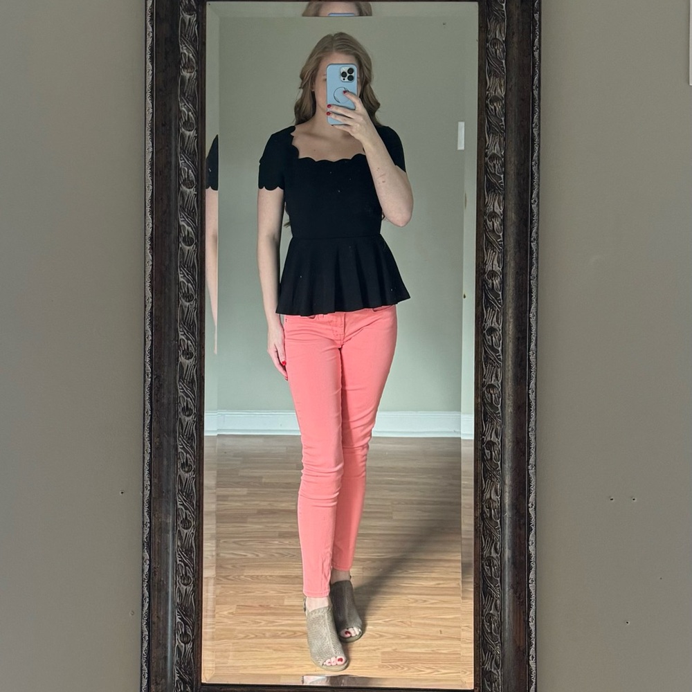 Black Scalloped Edge Top Women’s Size Small